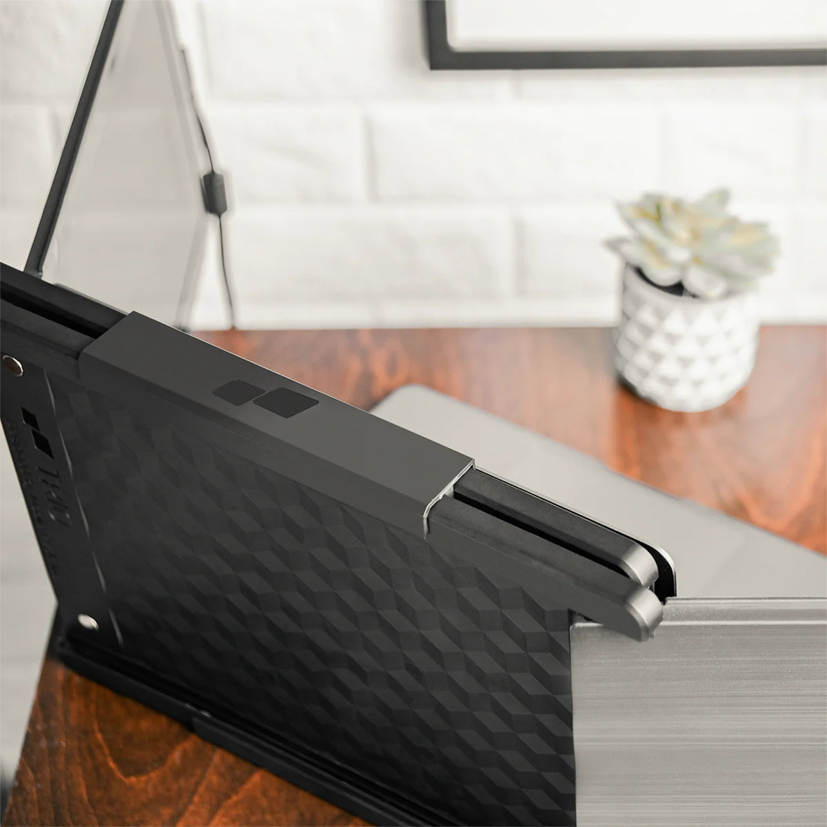 Monitor Clips